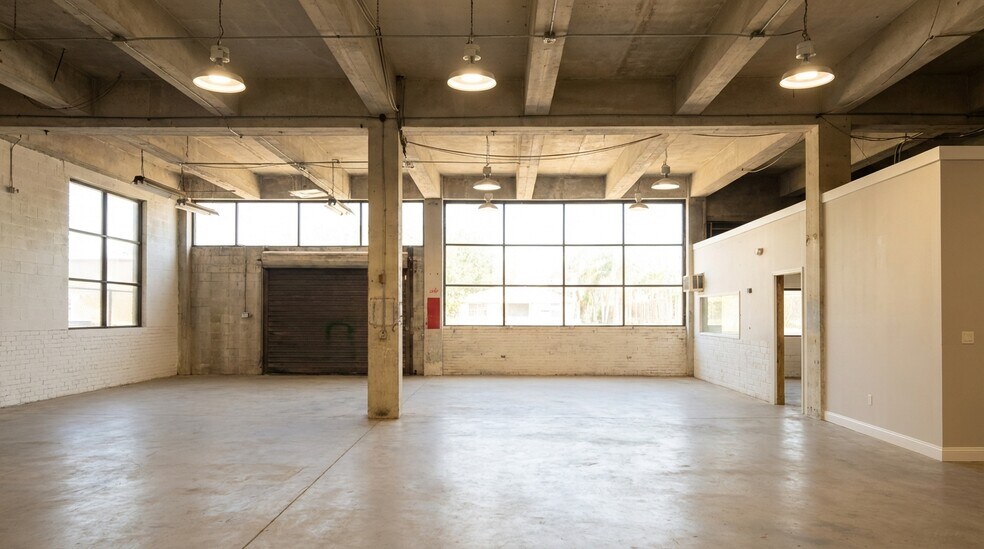 More Photos Of 2402 N Market St, Jacksonville Freestanding For Lease