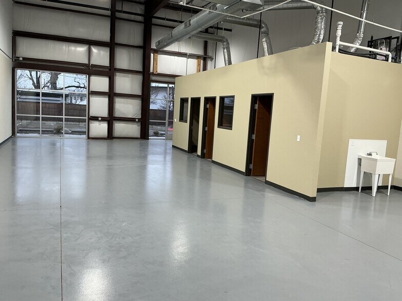 More Photos Of 105 Speer St, Azle Light Distribution For Lease