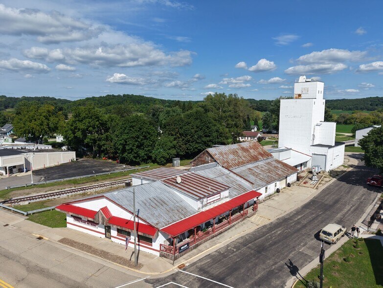 More Photos Of 1009 Mills St, Black Earth Warehouse For Sale