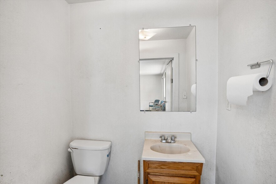 More Photos Of 215 S Division St, Stuart Warehouse For Lease