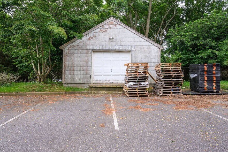 More Photos Of 135 Windmill Ln, Southampton Office For Sale