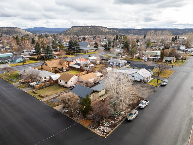 More Photos Of 344 SE Elm St, Prineville Flex For Sale