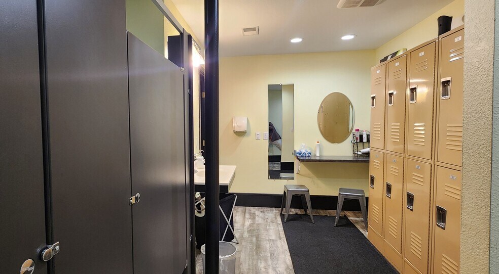 More Photos Of 2510 E Michigan Ave, Lansing Freestanding For Sale