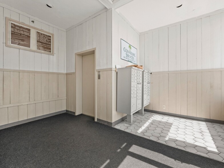 More Photos Of 416 Main St, Wakefield Office For Sale