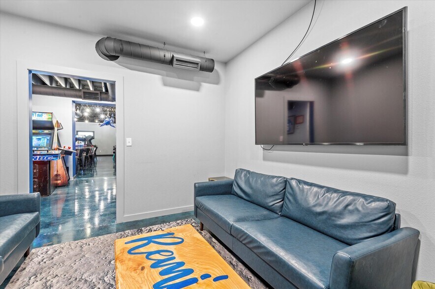 More Photos Of 622 SE Frank Phillips Blvd, Bartlesville General Retail For Sale