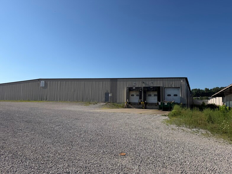More Photos Of 703 N Chestnut St, Huntingburg Distribution For Sale