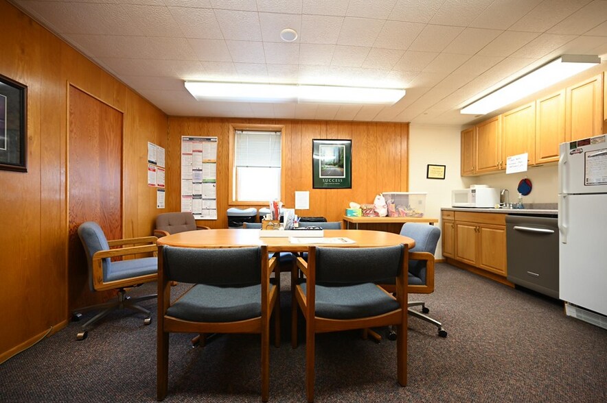 More Photos Of 206 Scott St S, Shakopee Office For Sale