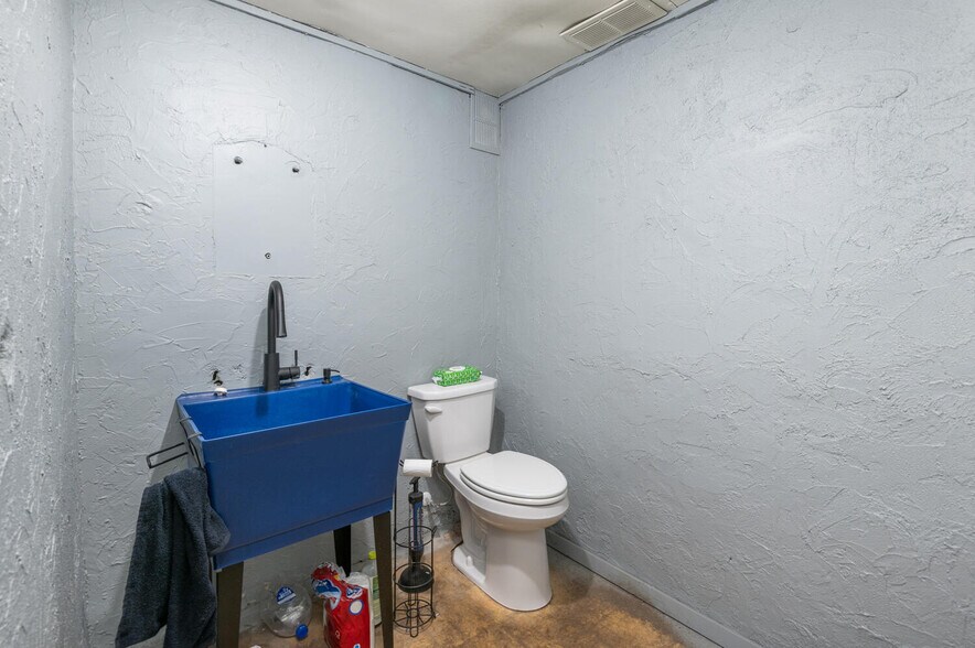 More Photos Of 936 1st Ave E, Shakopee Auto Repair For Sale