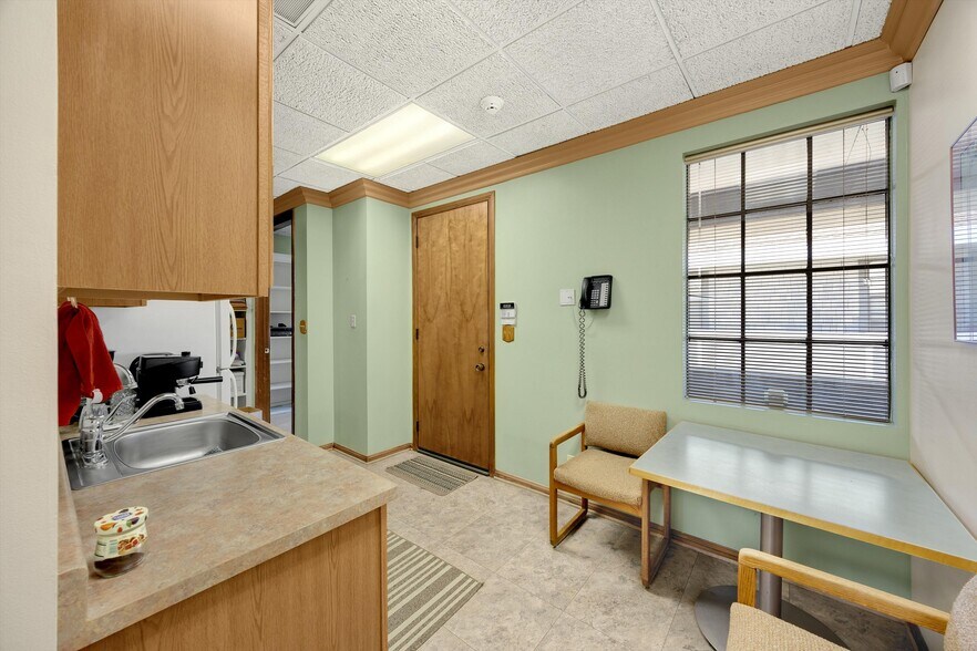 More Photos Of 940 W 17th St, Santa Ana Unknown For Lease