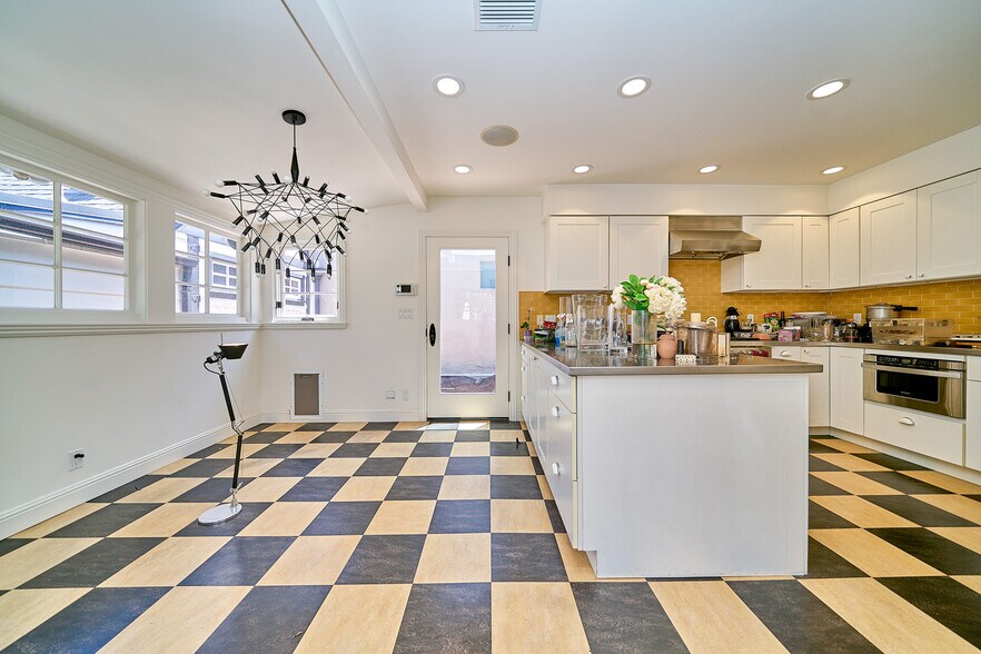 More Photos Of 1321-1325 Abbot Kinney Blvd, Venice Freestanding For Sale