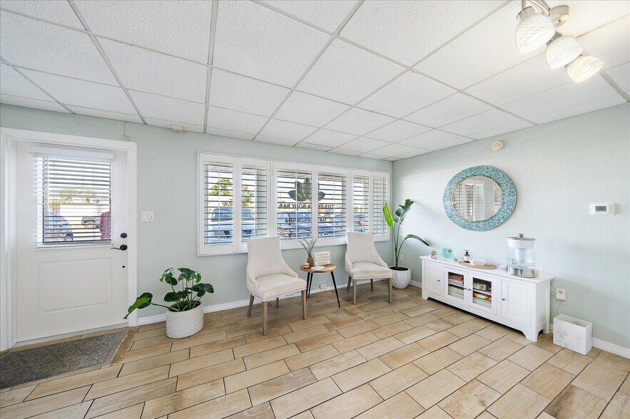 More Photos Of 3932 Swift Rd, Sarasota Office For Sale