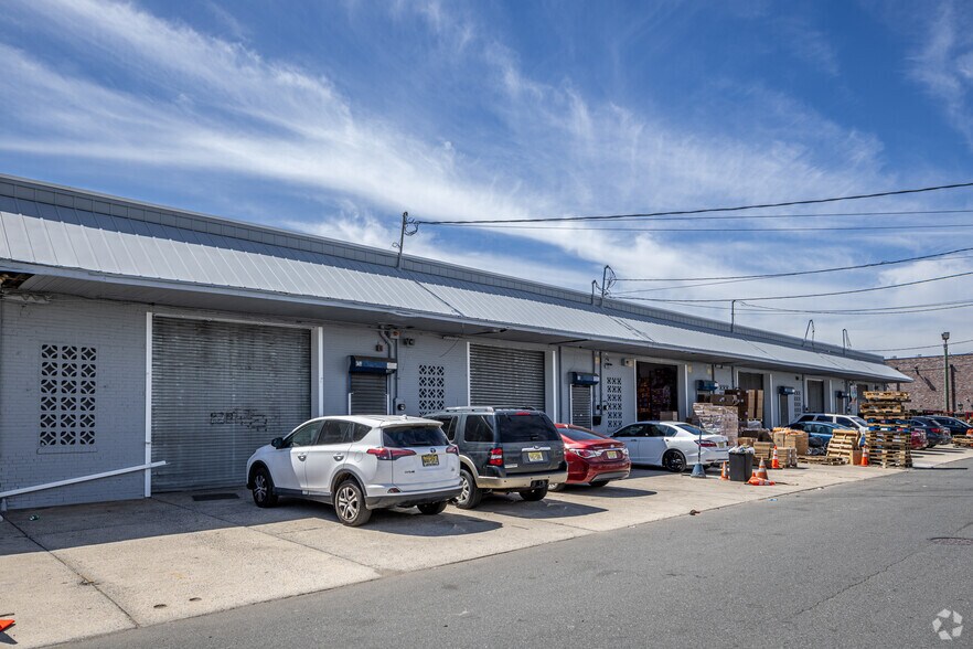 More Photos Of 202-220 Vanderpool St, Newark Warehouse For Lease