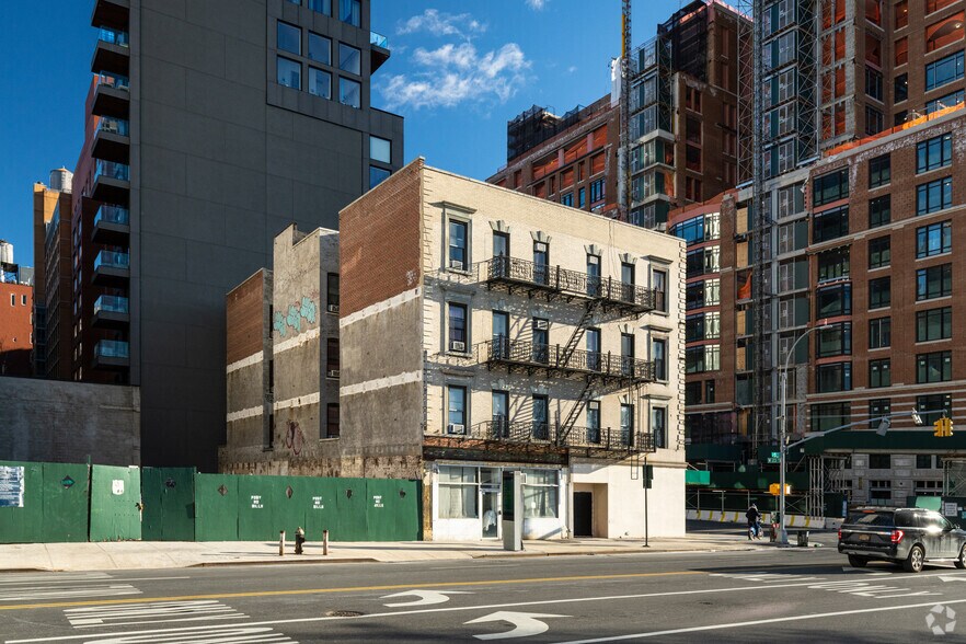 More Photos Of 184 11th Ave, New York Hospitality For Lease
