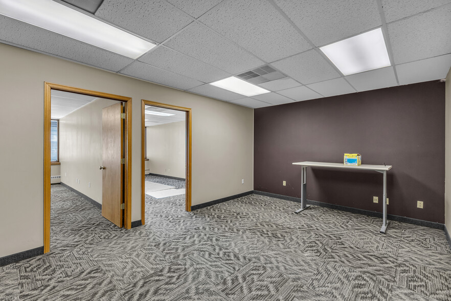 More Photos Of 2515 Foothill Blvd, Rock Springs Office For Lease