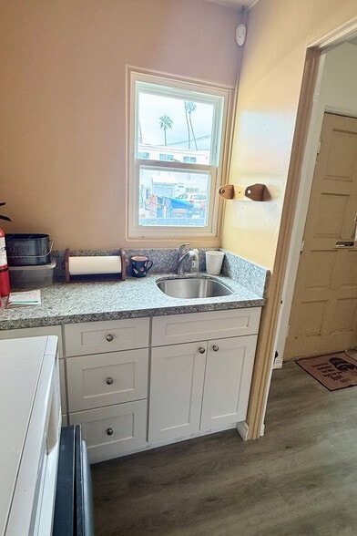 More Photos Of 110 N ditmar St, Oceanside Freestanding For Lease