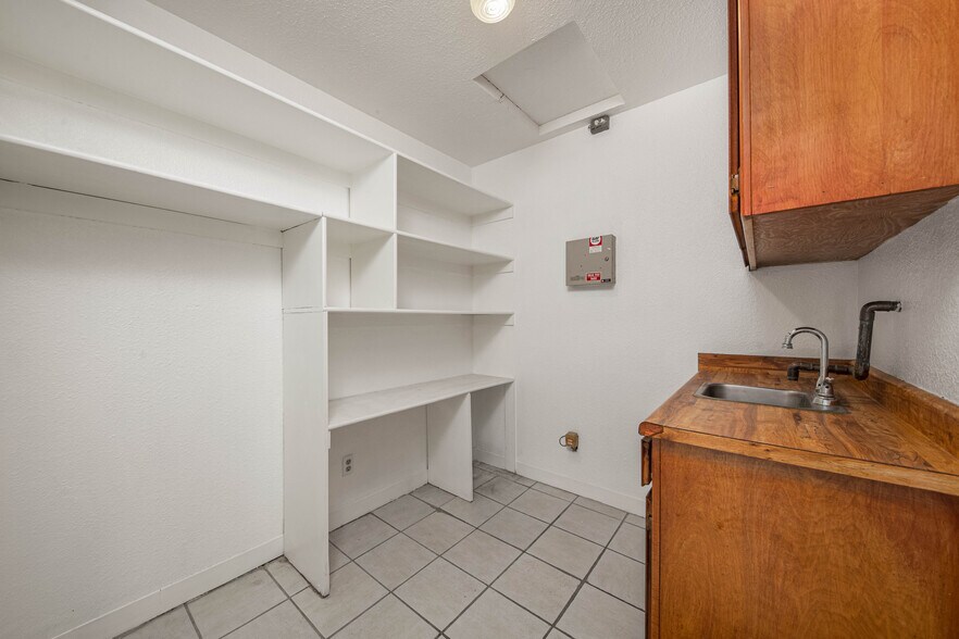 More Photos Of 7746 Lorraine Ave, Stockton Service For Lease