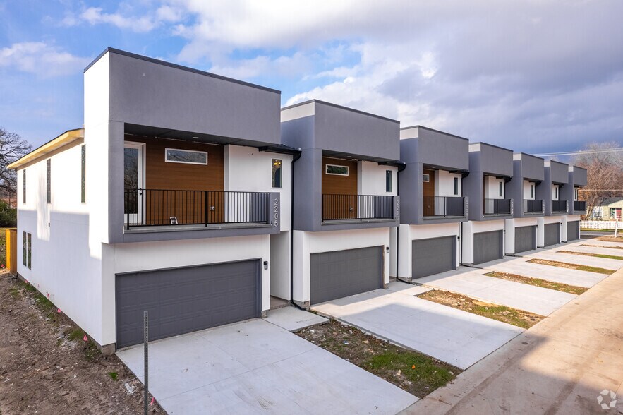 Primary Photo Of 7811 Mohawk Dr, Dallas Apartments For Sale