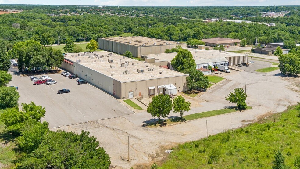 More Photos Of 601 N Hamilton Dr, Noble Warehouse For Lease