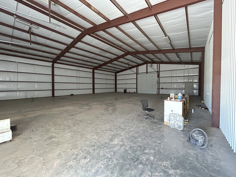 More Photos Of 1389 Oil Mil Rd, Pecos Warehouse For Lease