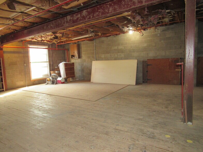 More Photos Of 4 7th St, Frenchtown Distribution For Lease