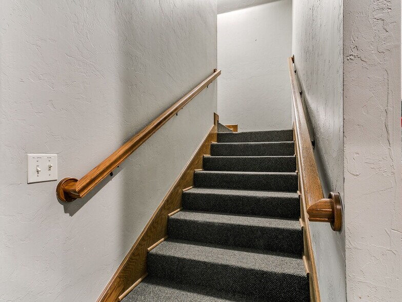 More Photos Of 901-909 Wall St, Norman Office For Sale