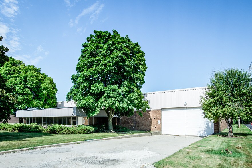 More Photos Of 333 W Washington Blvd, Mundelein Manufacturing For Sale