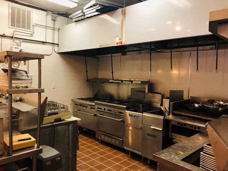 More Photos Of 133 Glen Head Rd, Glen Head Bar For Lease