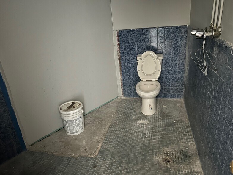 More Photos Of 9121 Woodman Ave, Arleta Storefront Retail Office For Sale