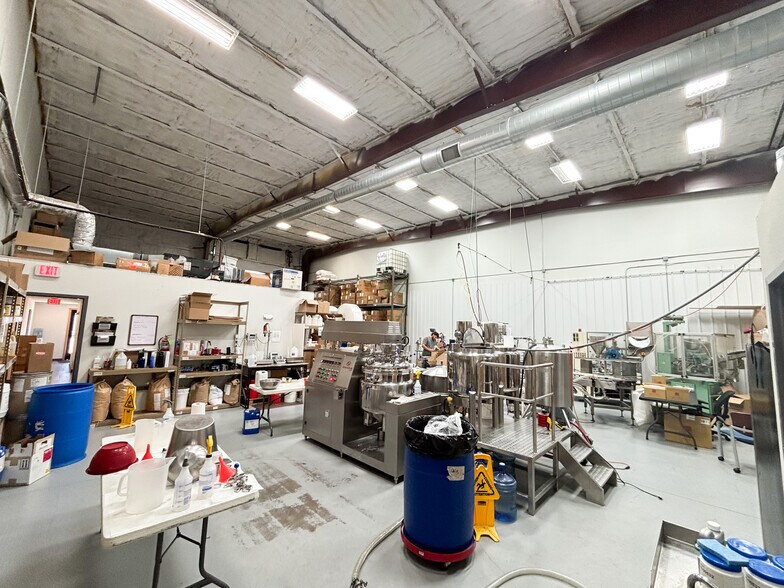 More Photos Of 4173 N 20th St, Ozark Warehouse For Lease