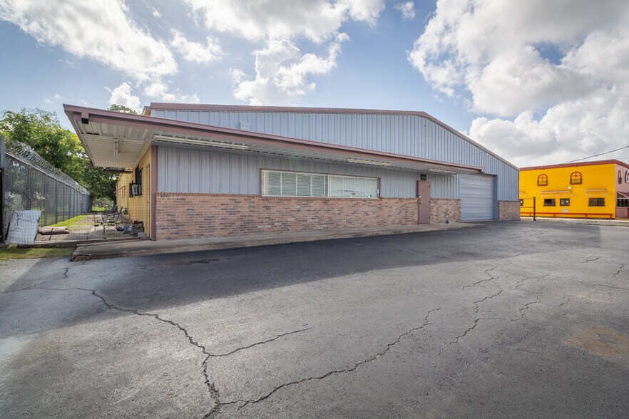 More Photos Of 1624 Airline Dr, Houston Warehouse For Sale