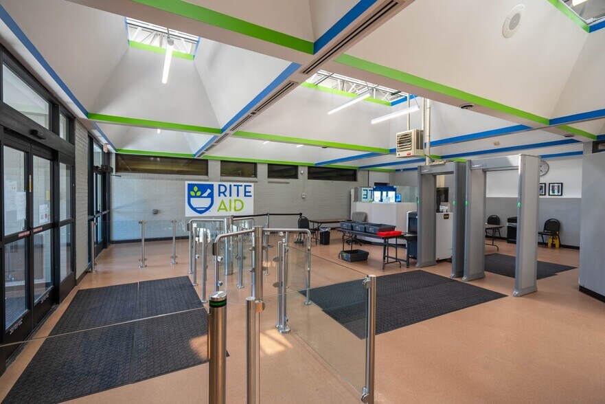 More Photos Of 5400 Perry Dr, Waterford Distribution For Sale