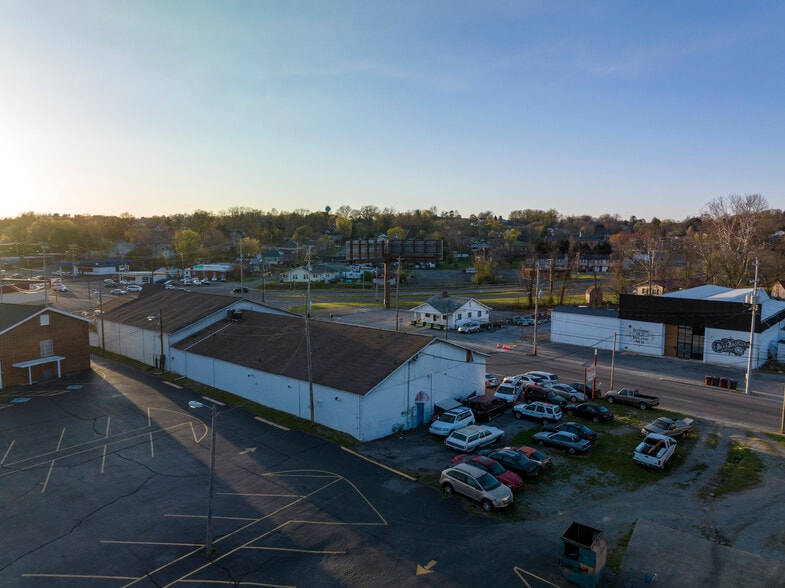 More Photos Of 525 W Market St, Johnson City Flex For Lease