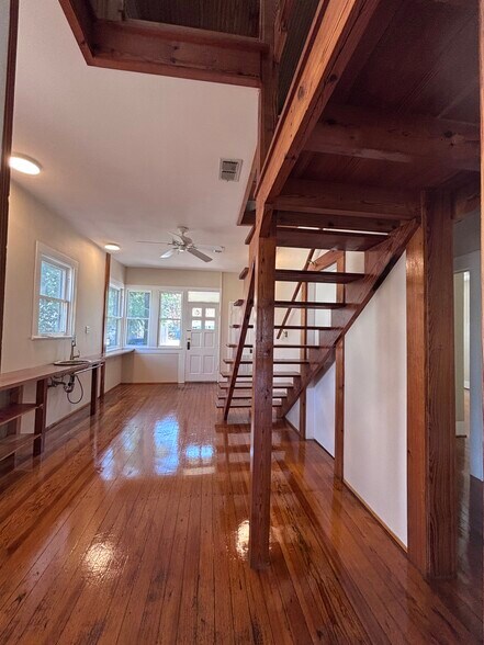 More Photos Of 702 W 34th St, Austin Office For Lease