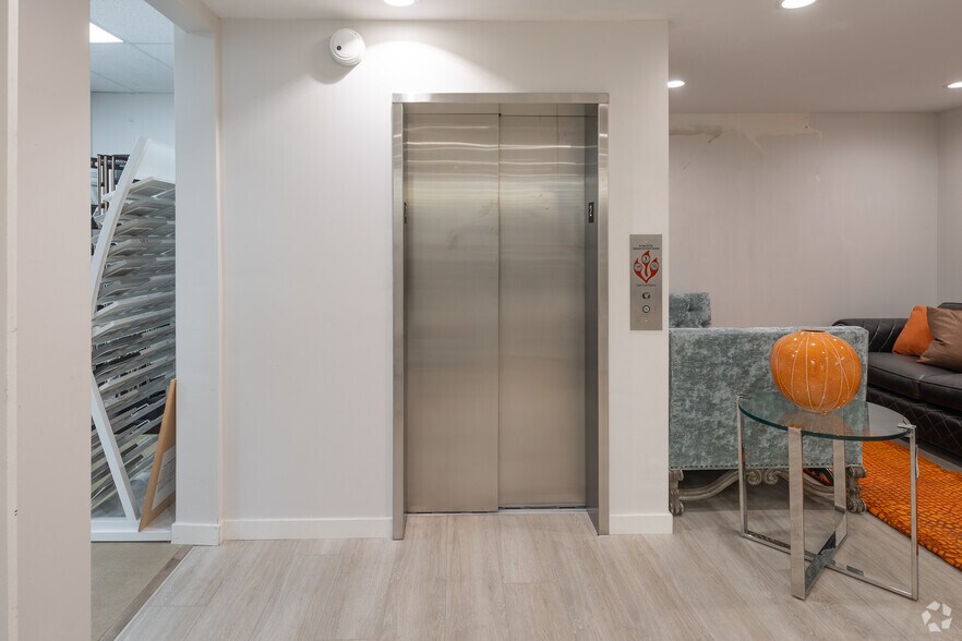 More Photos Of 565 N Tustin St, Orange Freestanding For Sale