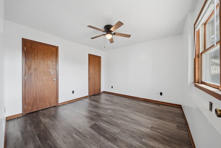More Photos Of 80 Lindsey Ln, Burnsville Apartments For Sale