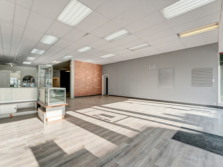 More Photos Of 622 3 St SE, Medicine Hat General Retail For Lease