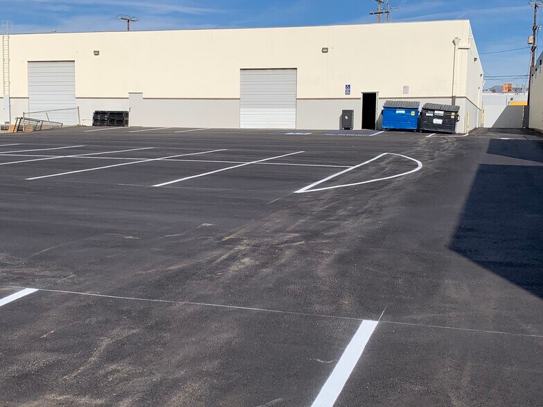 More Photos Of 15044-15054 Keswick St, Van Nuys Warehouse For Lease