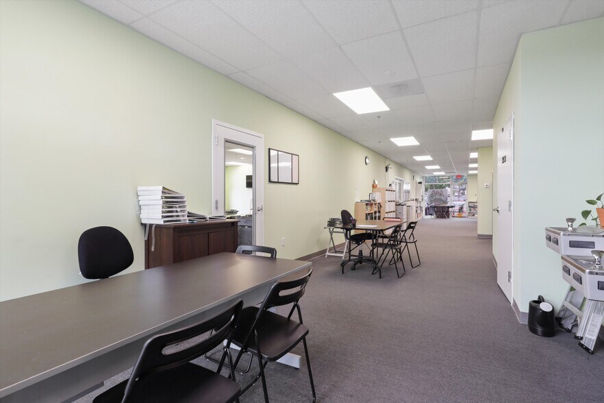 More Photos Of 43053 Pemberton Sq, Chantilly Unknown For Lease