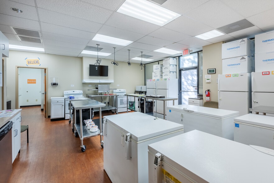 More Photos Of 10100 Park Cedar Dr, Charlotte Light Distribution For Lease