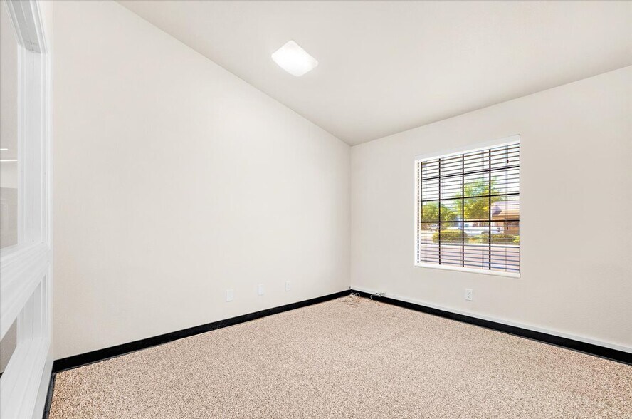 More Photos Of 324-330 Bullard Ave, Clovis Office For Sale