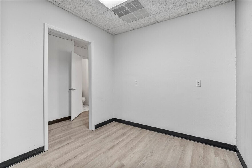 More Photos Of 7733 W Newberry Rd, Gainesville Office For Sale