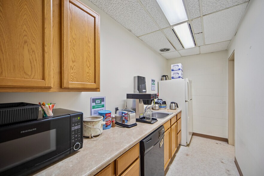 More Photos Of 2805 Beaver Ave, Des Moines Bank For Sale