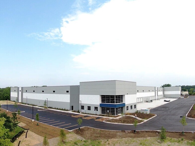 Primary Photo Of 800-900 Phoenix Lake Ave, Streamwood Warehouse For Lease