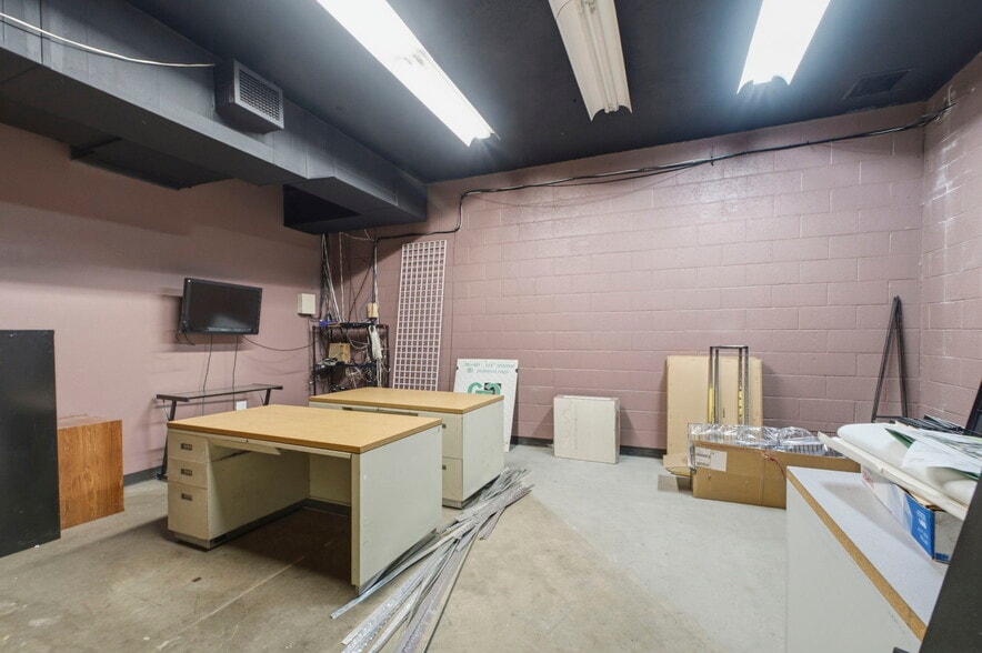 More Photos Of 1445 S Glenstone Ave, Springfield General Retail For Lease