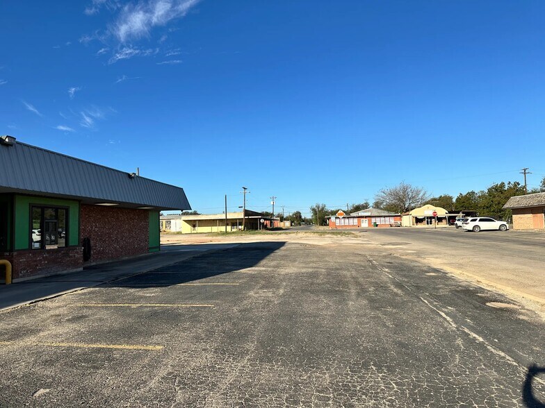 More Photos Of 2000 S Commercial Ave, Coleman Restaurant For Sale