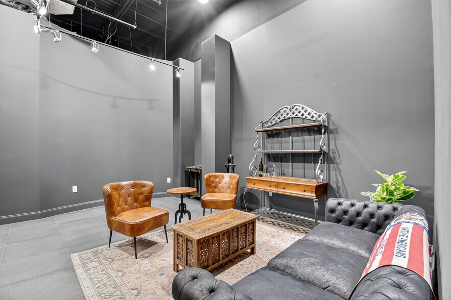 More Photos Of 2800-2890 W State Road 84, Fort Lauderdale Showroom For Sale