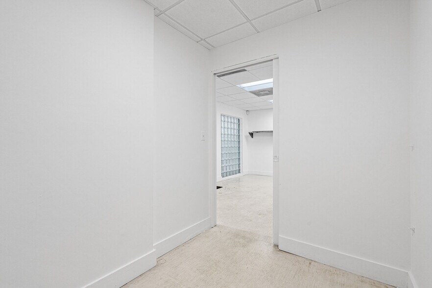 More Photos Of 6330 Manor Ln, South Miami Office For Lease