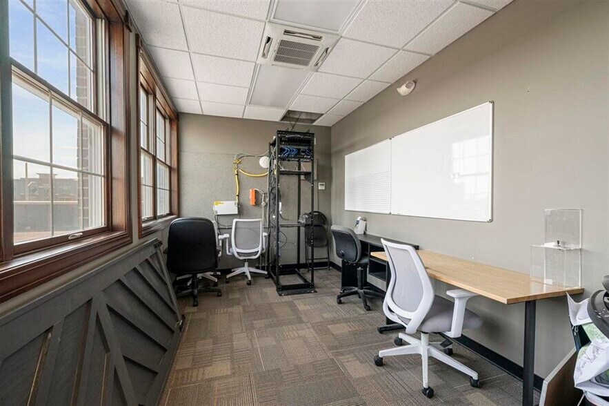 More Photos Of 728 College St, Bowling Green Office For Sale