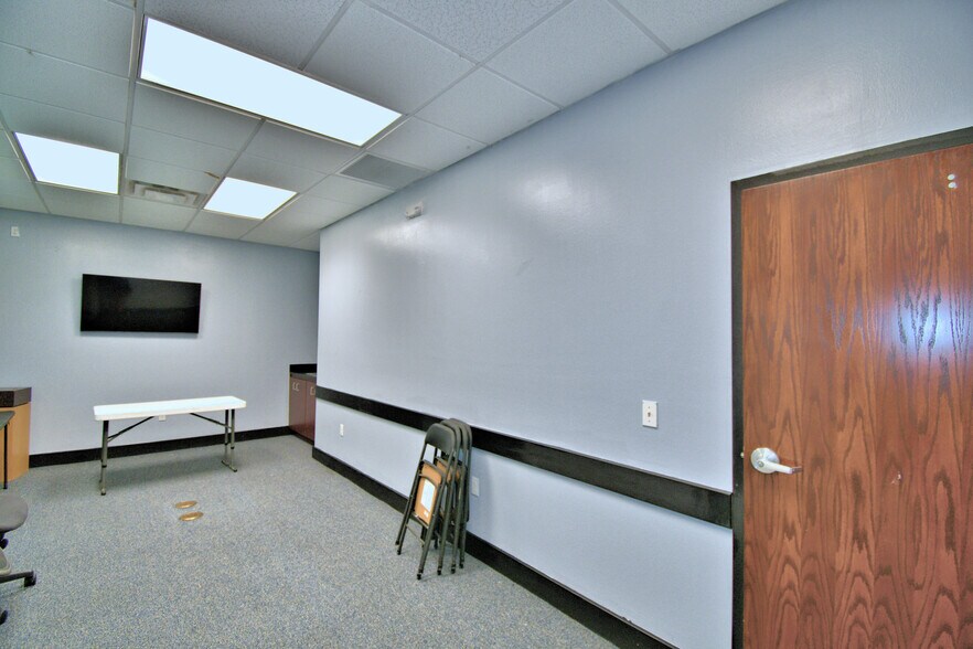 More Photos Of 43344 Highway 27, Davenport Coworking Space
