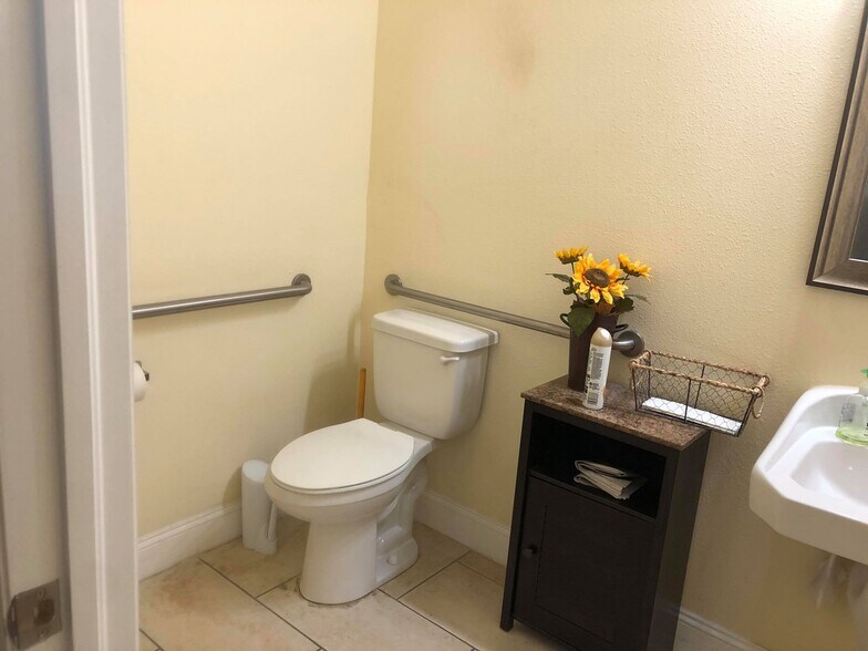 More Photos Of 11824 Jackson Rd, Thonotosassa Office Residential For Lease